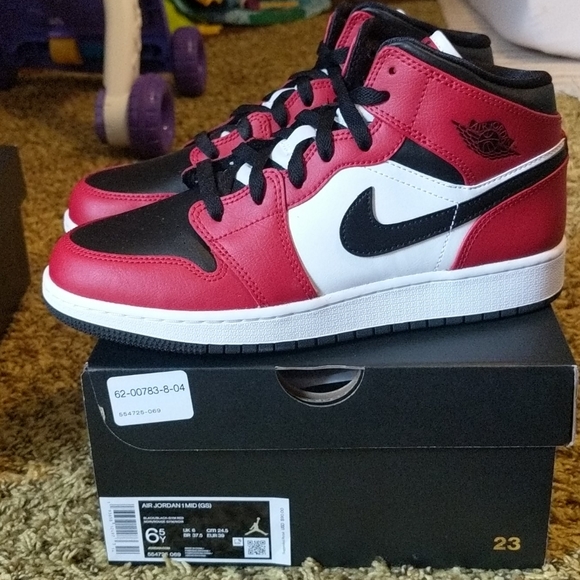 air jordan 1 mid chicago black toe grade school